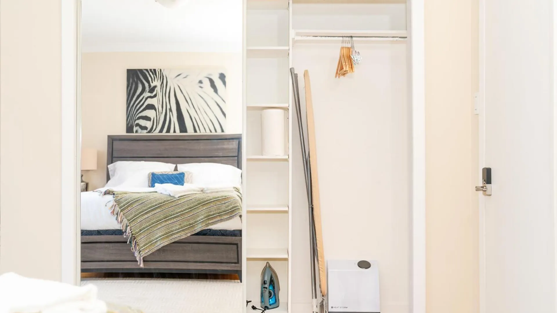 Room In Cozy House Close To Lawrence Ave, Wifi, Parking Toronto Canada